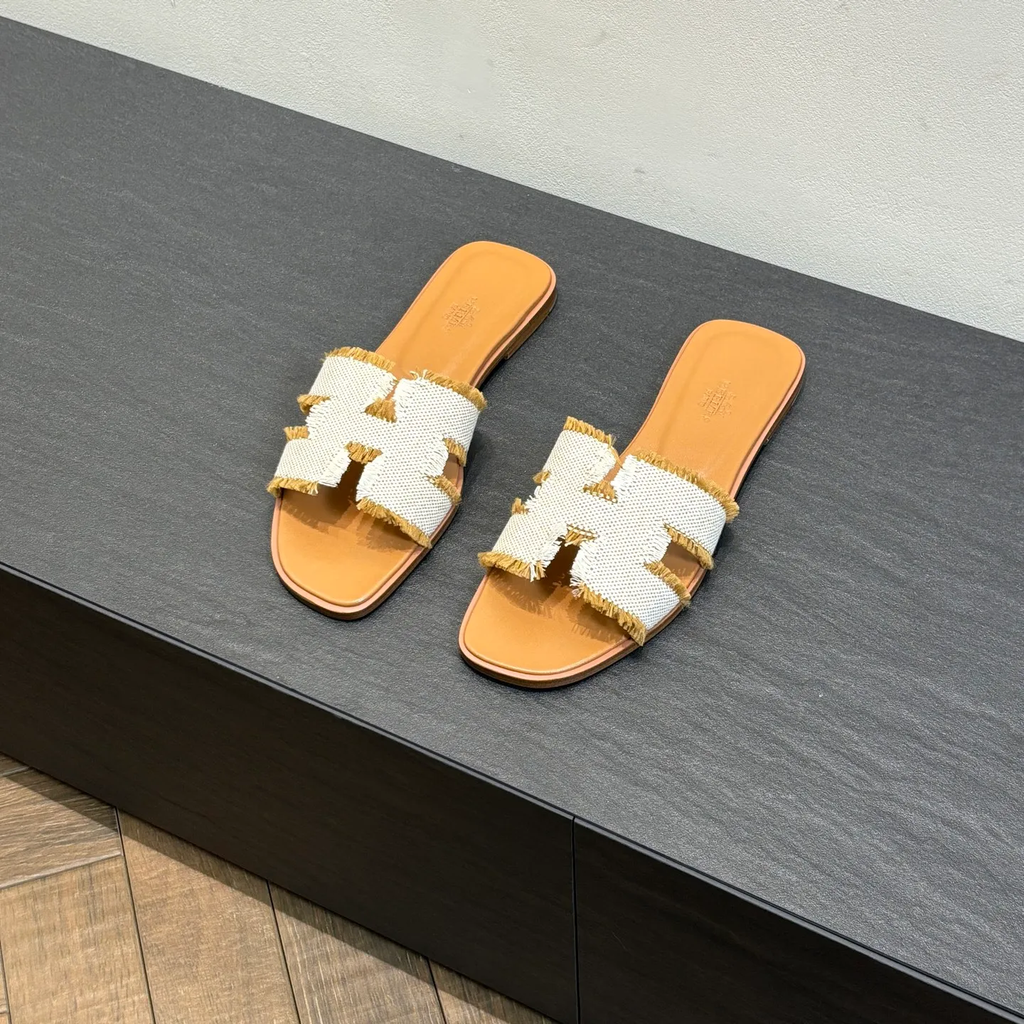 👟👟Ex-factory price 480👟👟 Brand💗: The latest color series from HERMES official website Code number💗: 35-40 full size (34 41 42 customized, non-refundable and non-exchangeable) Upper material💗: Classic plain calfskin Sole material💗: Zero-crack genuine leather mid-sole👑👑👑 Fully dyed HERMES Plain calfskin sandals, a historical representative work, the timeless classic H sandals, suitable for home and travel, this shoe is the finishing touch of your wardrobe, it looks great on the feet💃🏻💃🏻💃🏻